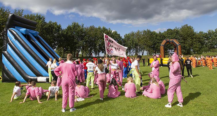 Linnaeus University students dressed in pink bodysuits