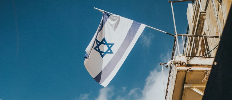 Image of a white and blue Israeli flag on a flagpole
