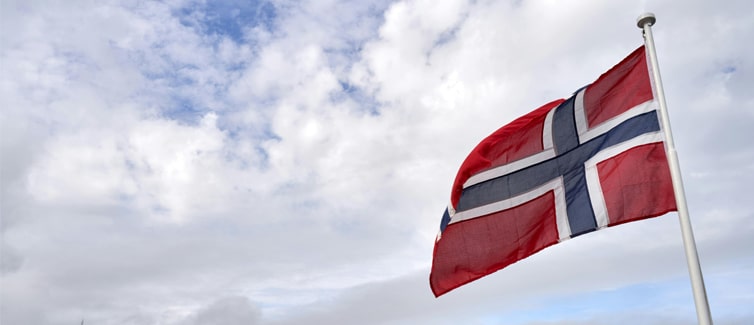 Image of a red, blue and white Norway flag on a flagpole