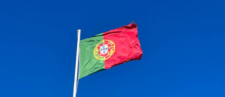 Image of a green and red Portugal flag on a flagpole