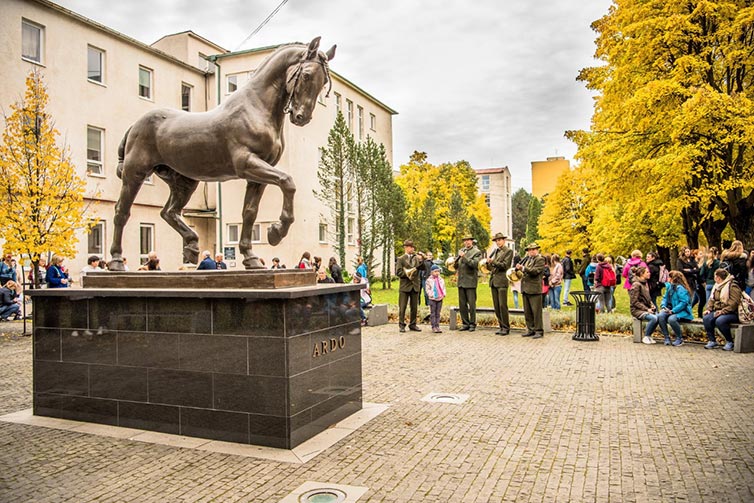 Image of a large horse statue with people standing around it